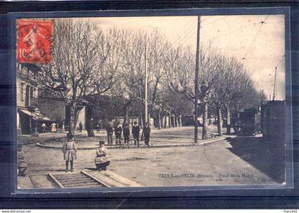 69. vaux en velin. place de la mairie