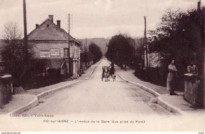 VIC-SUR-AISNE L'AVENUE DE LA GARE (VUE PRISE DU PONT)