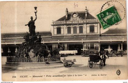 CPA VICHY Monument " VICHY accueillant ses hotes a la Gare" (267547)