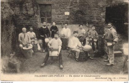 CPA VILLEDIEU-les-POELES Un Atelier de Chaudronnerie (38601)