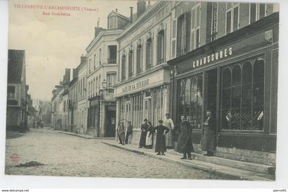 VILLENEUVE L'ARCHEVEQUE - Rue Gambetta (commerces CAFÉ DE LA REUNION , Magasin de CHAUSSURES )