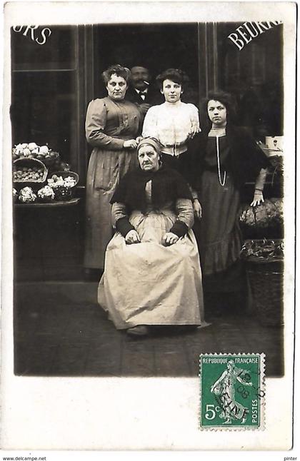 VINCENNES - Personnes devant l'Epicerie, Fruiterie - 99 rue de Fontenay - CARTE PHOTO