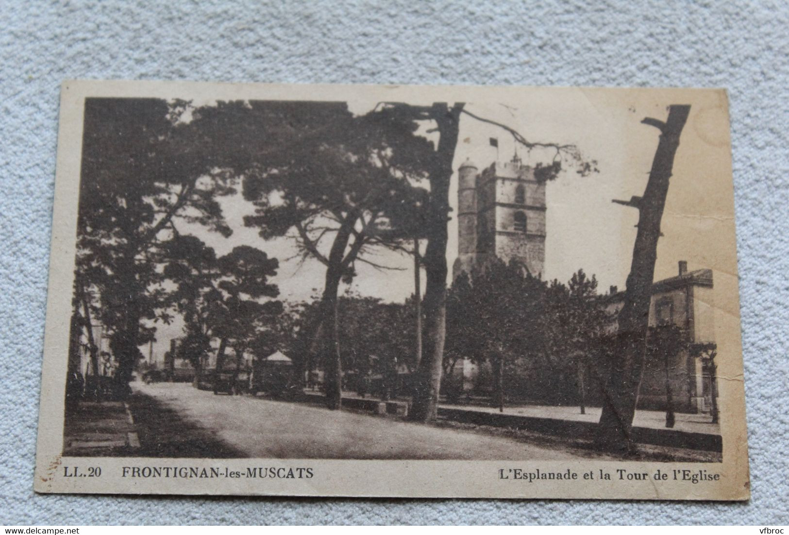 Frontignan les Muscats, l'esplanade et la tour de l'église, Hérault 34