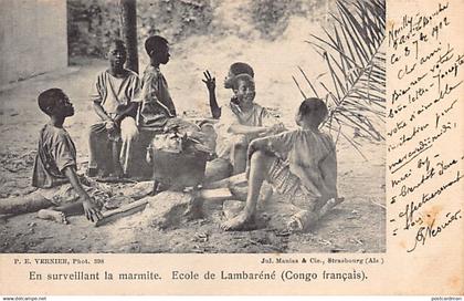 Gabon - Ecole de Lambaréné - En surveillant la marmite - P. E. Vernier photographe - Ed. Jul. Manias & Cie