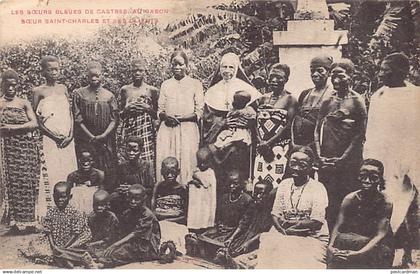 Gabon - Soeur Saint-Charles et ses clients - Ed. Les Soeurs Bleues de Castres au Gabon