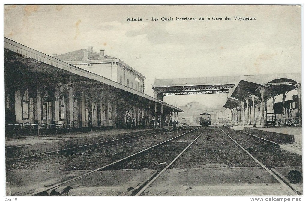 Gard : Alès,  Les Quais Interieurs de la Gare des Voyageurs