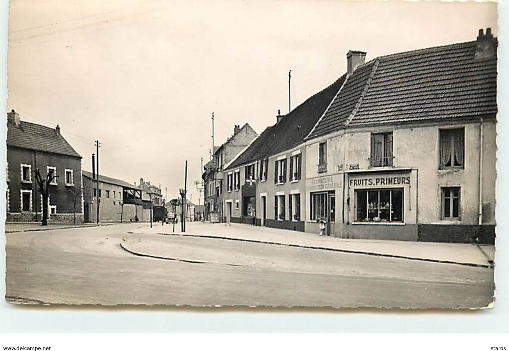 GARGES LES GONESSES - La Rue de Verdun - Pharmacie, Graineterie, Fruits Primeurs ...