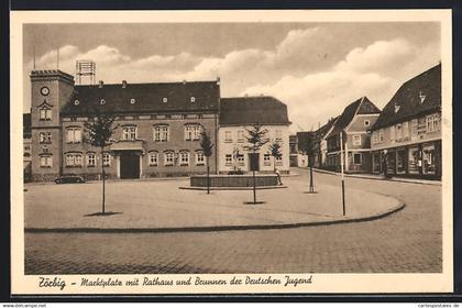 AK Zörbig, Marktplatz mit Rathaus und Brunnen der Deutschen Jugend