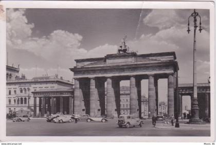 ALLEMAGNE - BERLIN - PORTE DE BRANDEBOURG  AVEC AUTOMOBILE