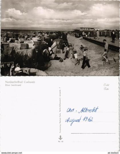 Ansichtskarte Cuxhaven Döser Strand, Personen bauen Sandburg 1962