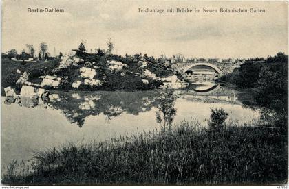 Berlin Dahlem - Teichanlage mit Brücke