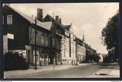 AK Klötze /Altmark, Engelsstrasse mit Anwohnern