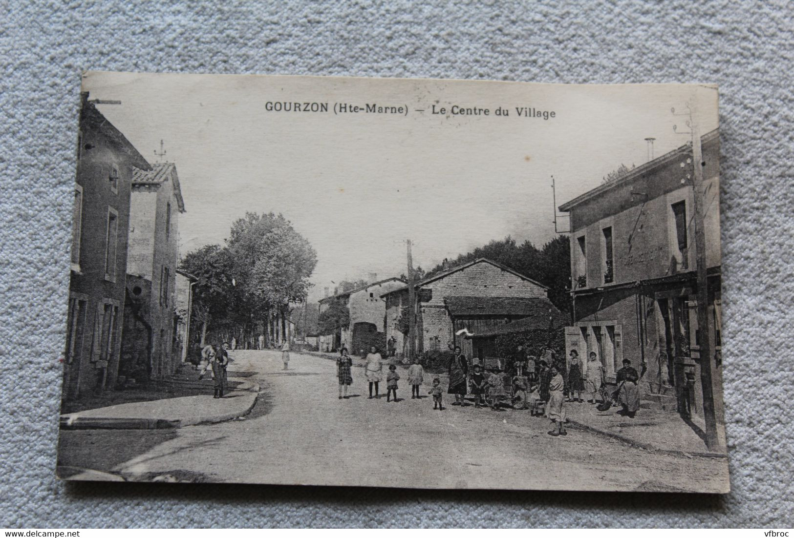 Gourzon, le centre du village, Haute Marne 52