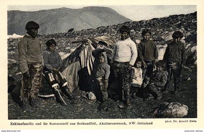 Grönland, Eskimofamilie, Sommerzelt aus Seehundfell, Akuliarusersuak, Photograph Dr. Heim