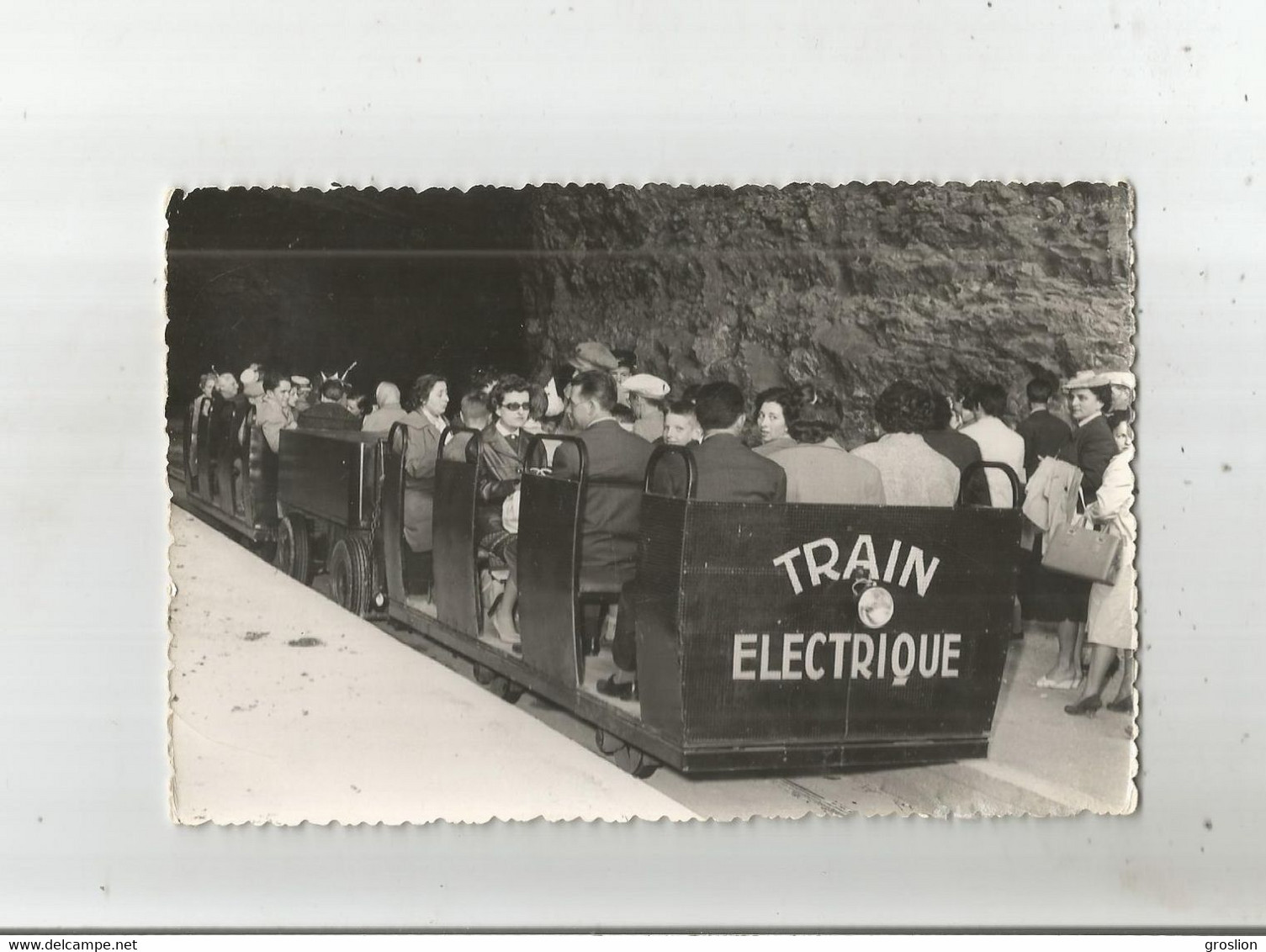 GROTTES DE LACAVE (LOT) CARTE PHOTO DEPART POUR LA VISITE DES GROTTES (TRAIN ELECTRIQUE BELLE ANIMATION)