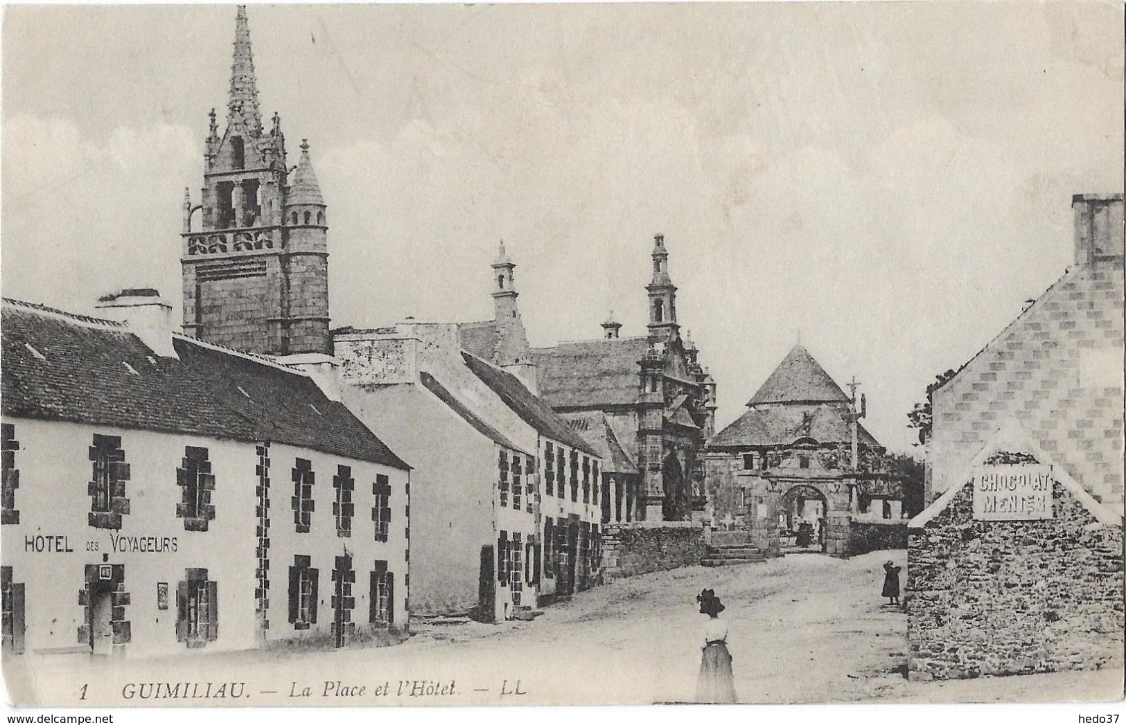 Guimiliau - La Place et l'Hôtel