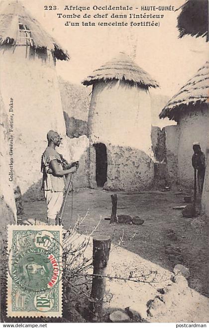 Guinée Conakry - Tombe de chef dans l'intérieur d'un tata (enceinte fortifiée) en Haute-Guinée - Ed. Fortier 223