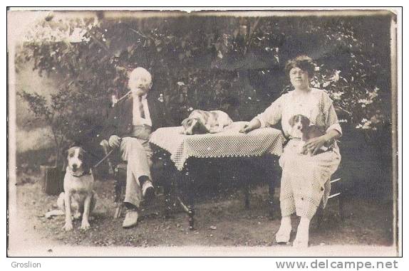 HERBAULT (LOIR ET CHER) ? CARTE PHOTO D'UN COUPLE DE CHASSEURS AVEC LEURS CHIENS 1921