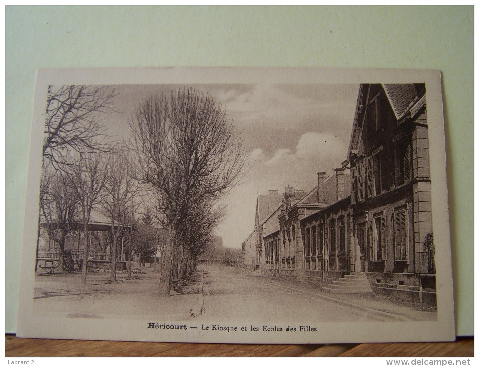 HERICOURT (HAUTE SAONE) LES KIOSQUES A MUSIQUE. LE KIOSQUE ET LES ECOLES DES FILLES.