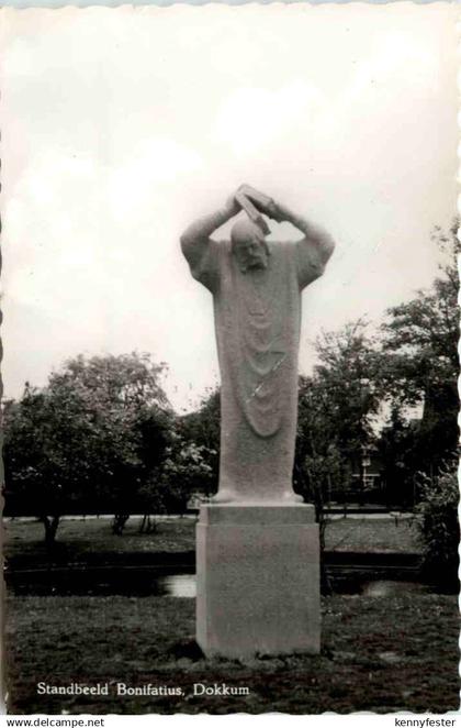 Dokkum - Standbeeld Bonifatius