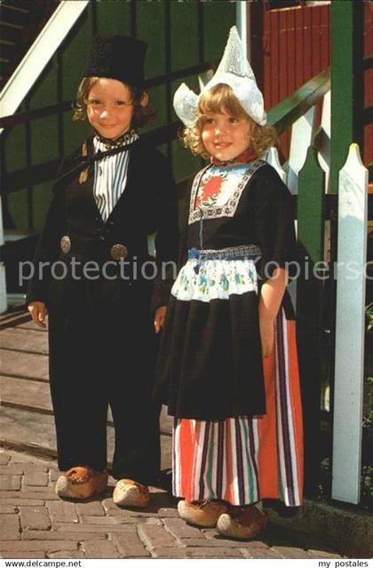 72257366 Volendam Kinder in Tracht Volendam