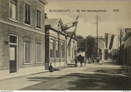 Sliedrecht (ZH) Bij het Gemeentehuis 19?? Nauta 5968