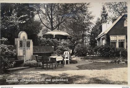 Soestdijk (Utr.) Oranjehof Tuin met gedenkbank 1939