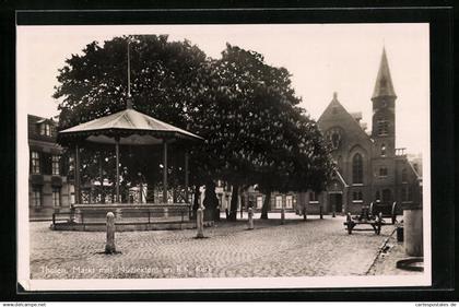 AK Tholen, Markt met Muziektent en R. K. Kerk