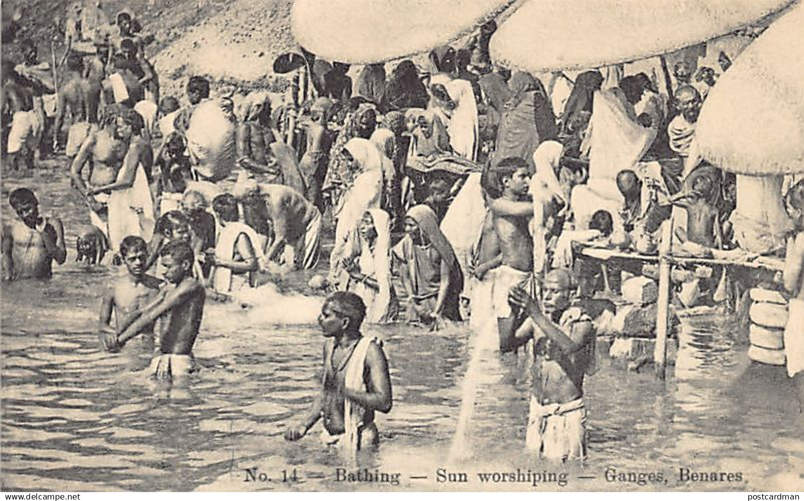 India - VARANASI Benares - Bathing - Sun worshipping - Ganges