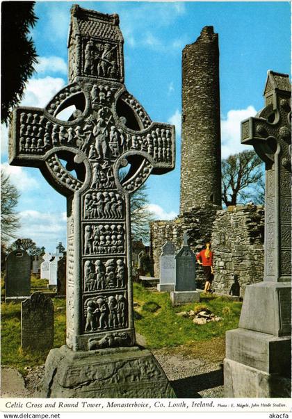 CPM AK Louth Celtic Cross and Round Tower IRELAND (1440959)