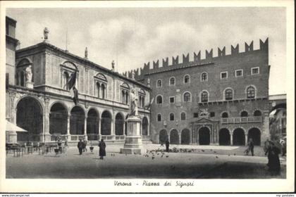 70870225 Verona Veneto Verona Piazza Signori Statue *