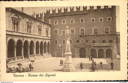 70870226 Verona Veneto Verona Piazza Signori Statue *