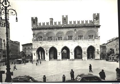 72232698 Piacenza Piazza dei Cavalli e palazzo Gotico Piacenza