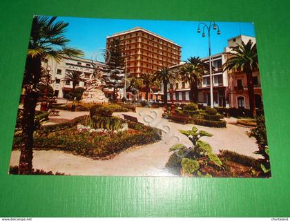 Cartolina Acireale - Piazza Garibaldi e Monumento ai Caduti 1974