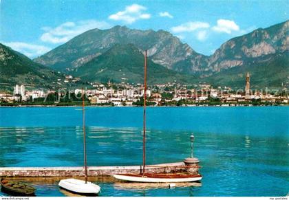 72770079 Lecco Blick vom Hafen auf die Stadt Lecco