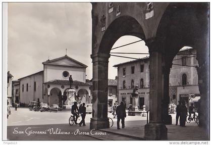 SAN GIOVANNI VALDARNO PIAZZA CAVOUR CON PERSONE MOTO E AUTO D'EPOCA