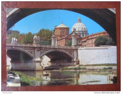 Roma - Uno scorcio della cupola di S Pietro dal Tevere