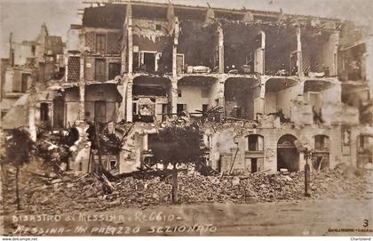 Cartolina - Disastro di Messina e Reggio - Messina - Un palazzo sezionato 1908