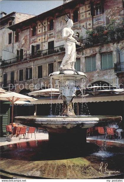 72340294 Verona Veneto Piazza Erbe mit Brunnen Madonna Verona Verona