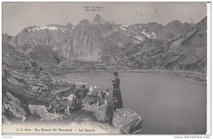 ITALIE - GRAND ST BERNARD  - VAL D´ AOSTE -  FRERE DE St BERNARD  DONNANT LA LECON  -TB .