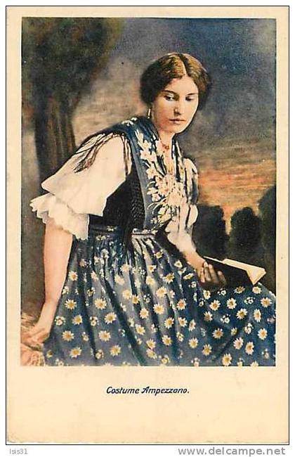 Italie - Veneto - Venetie - Belluno - Costume Ampezzano - Femmes - Femme - état