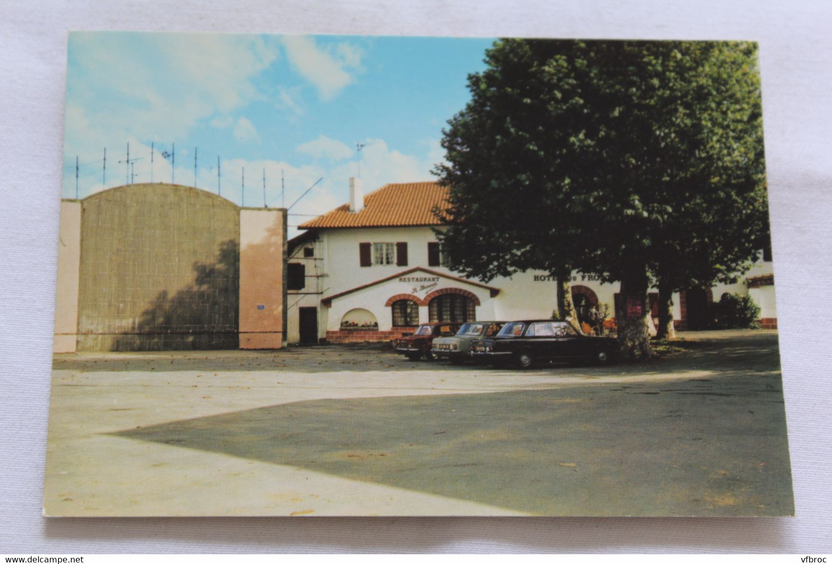 Itxassou, le fronton et l'hôtel du Fronton, Pyrénées atlantiques 64