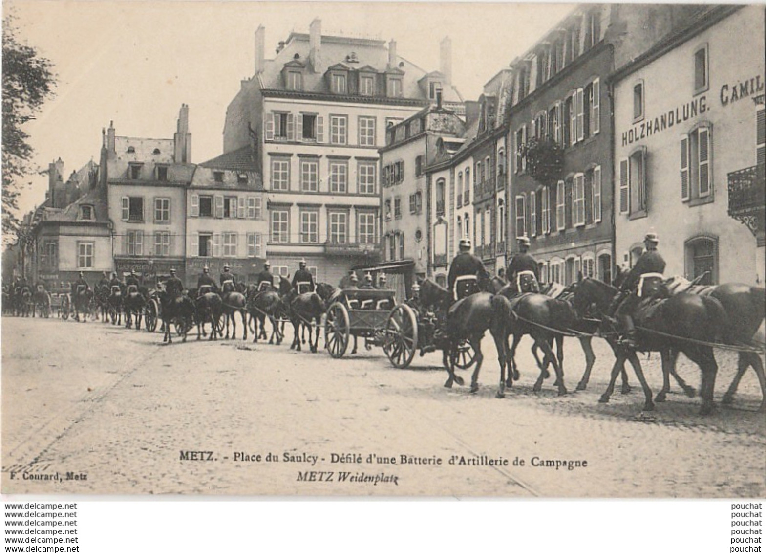 J20- 57) METZ - PLACE DU SAULCY - DEFILE D'UNE BATTERIE D'ARTILLERIE DE CAMPAGNE - PARADE - (2 SCANS)