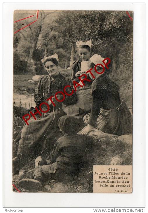 Jeunes Filles de la ROCHE MAURICE travaillant la Dentelle au Crochet-cachet Hopital Militaire 9-TYPES-Metier-Brodeuses-