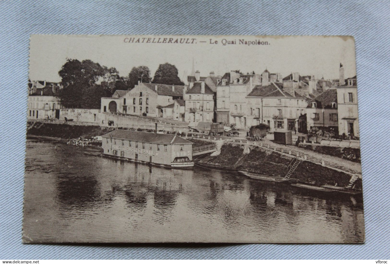 K831, Chatellerault, le quai Napoléon, Vienne 86