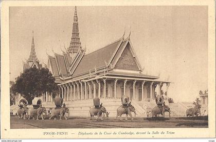 CPA Cambodge Pnom-Penh Eléphants de la Cour du Cambodge devant la salle du Trône