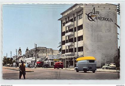 Cameroun - DOUALA - L'avenue Poincaré - Bâtiment d'Air Cameroun - Ed. Hoa-Qui3507