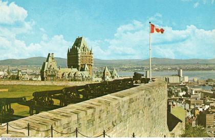 Québec la Citadelle belle vue de la Ville canons drapeau