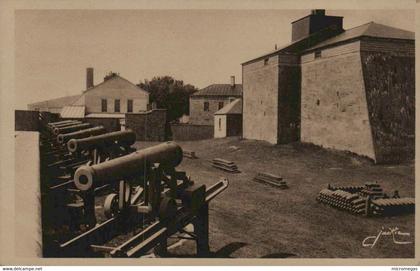 QUEBEC - Une rangée de vieux canons sur un bastion de la Citadelle