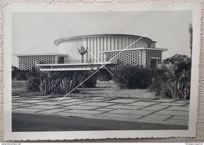 CONGO BELGE le beau théâtre d’Elisabethville / Lubumbashi  Photo format CP vers 1950-1960 Légende au verso